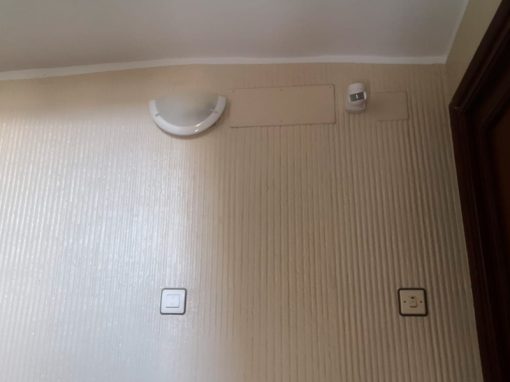 INSTALACIÓN DE APLIQUES Y LUCES CON SENSOR DE MOVIMIENTO COMUNIDAD DE VECINOS MIERES