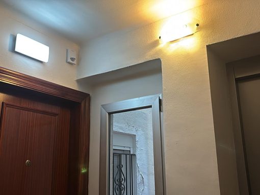 INSTALACIÓN ELÉCTRICA EN ZONAS COMUNES DE COMUNIDAD DE VECINOS EN MIERES